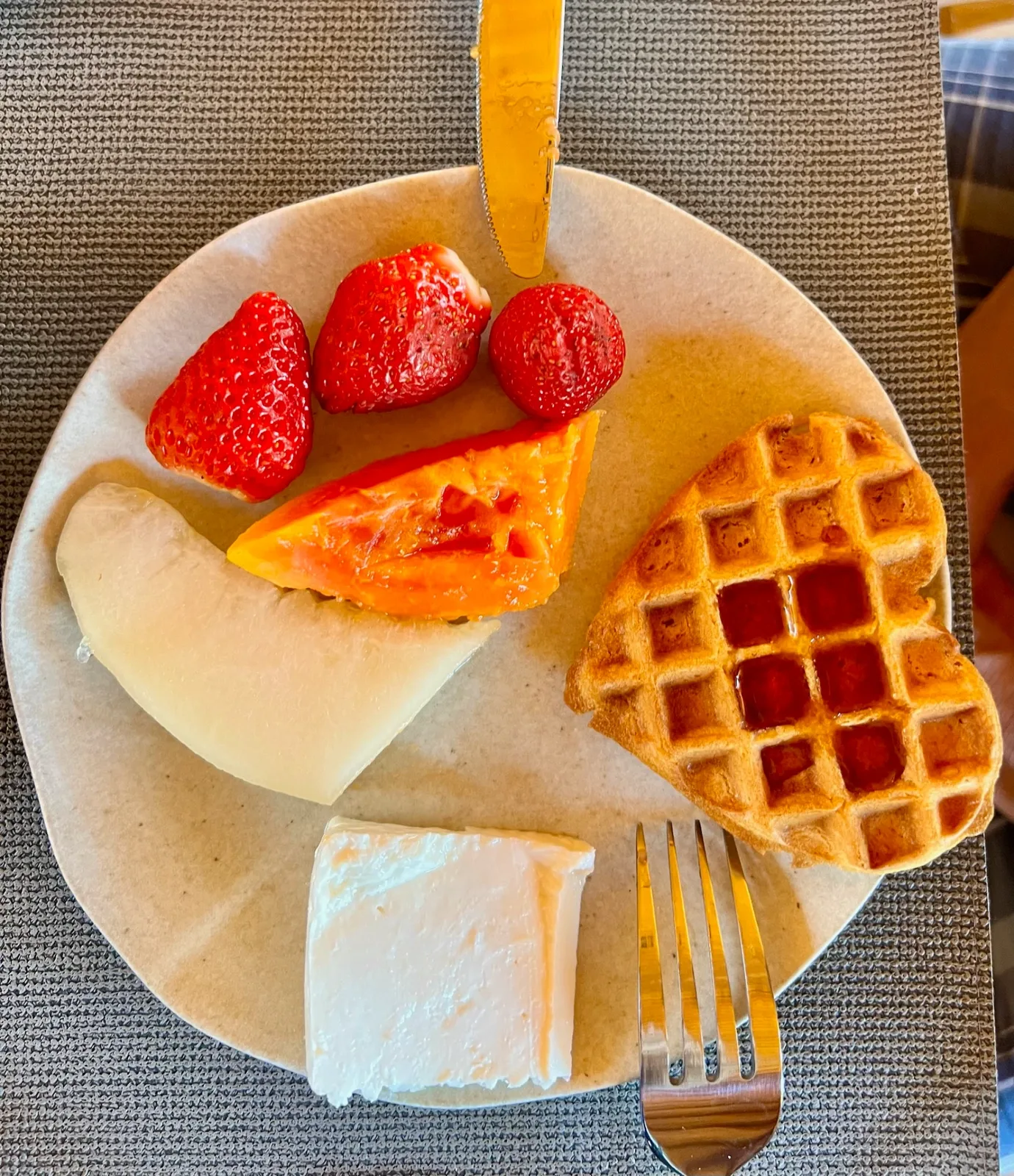 Prato de frutas, queijo e waffle do café da manhã da Pousada Maple Monte Verde