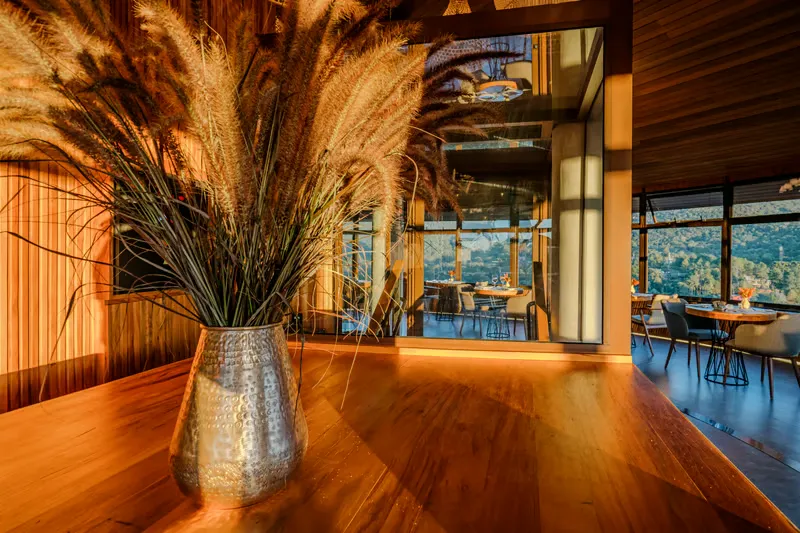 Ambiente do restaurante giratório Sierra 360 em Monte Verde ao entardecer