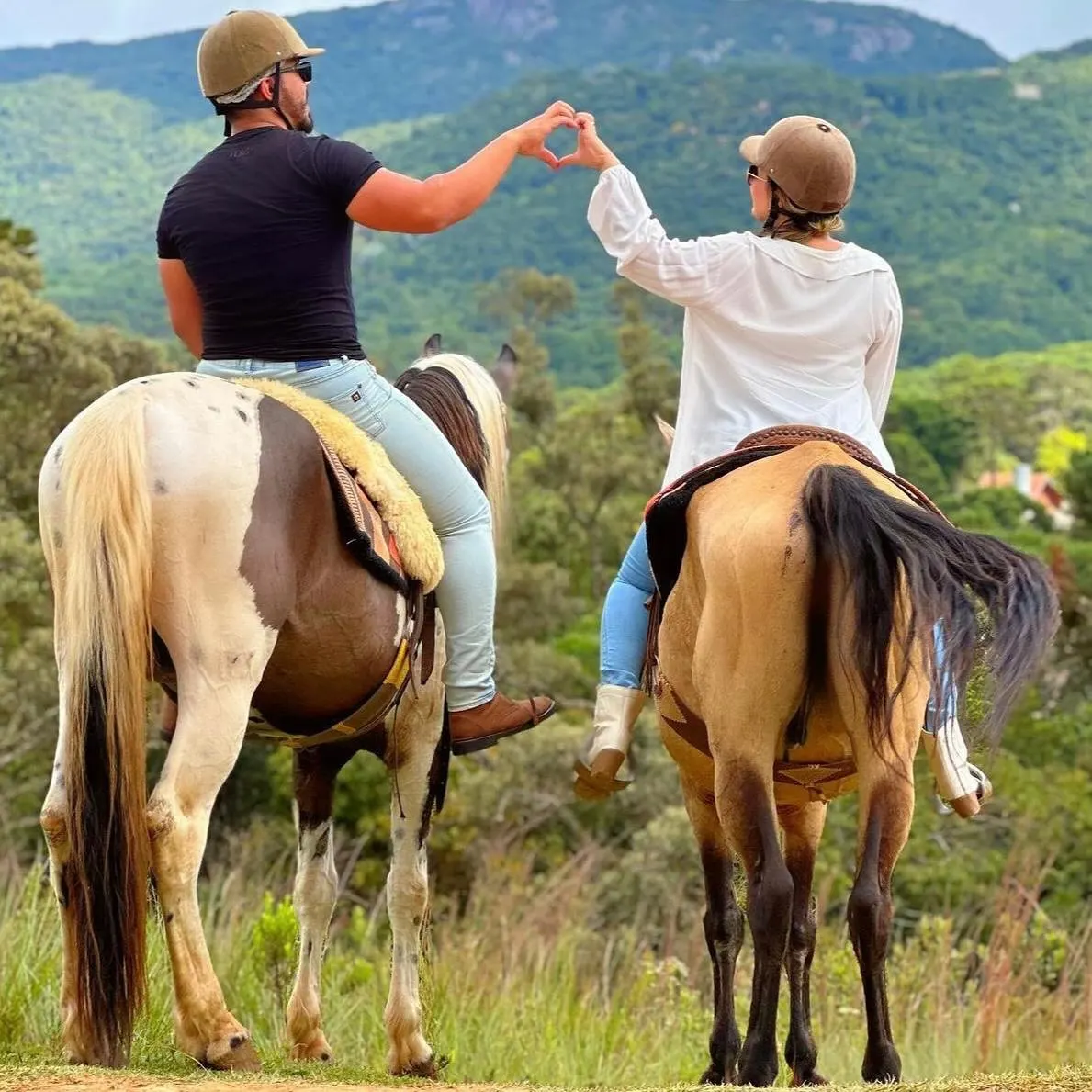 Casal em cavalgada com vista para as montanhas de Monte Verde MG