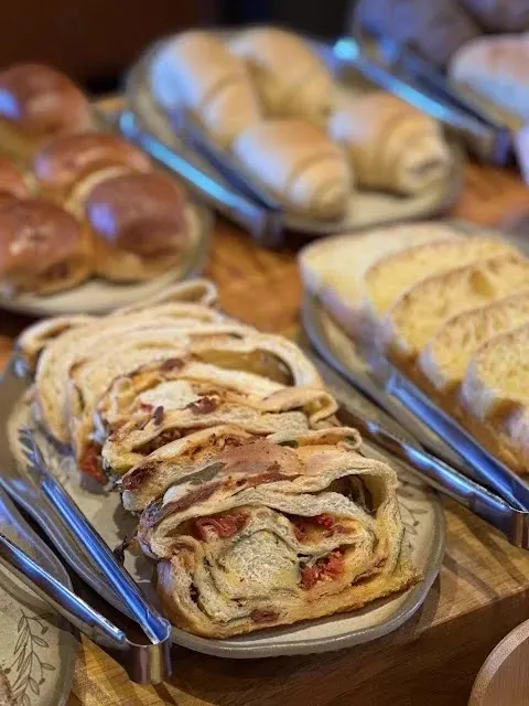 Pães recheados, croissants e broas artesanais servidos na Pousada Maple Monte Verde