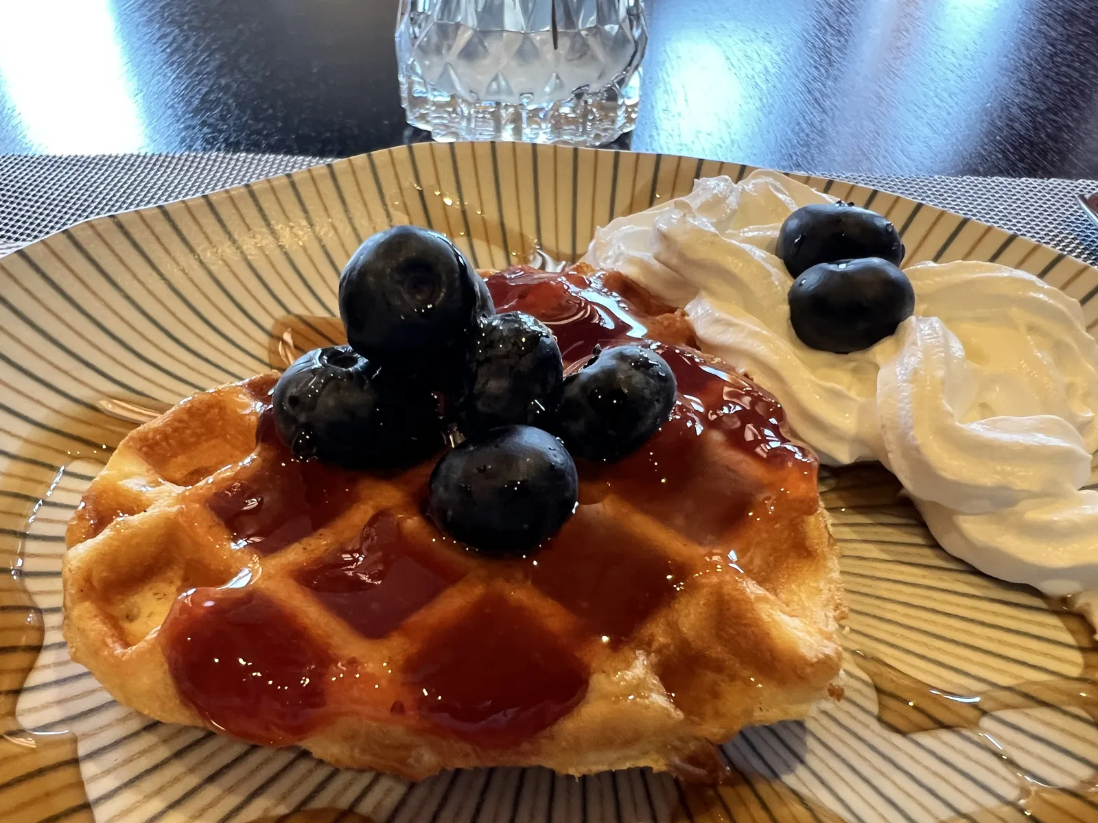 Waffle artesanal com frutas vermelhas do chá da tarde da Pousada Maple