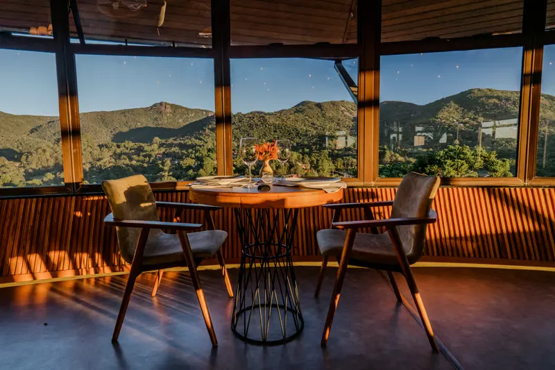 Mesa com vista panorâmica no restaurante giratório Sierra 360 de Monte Verde
