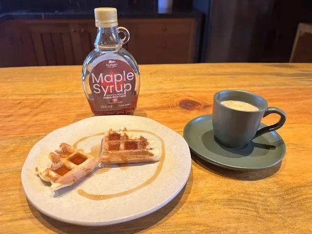 Waffle com maple syrup canadense e café fresco na Pousada Maple Monte Verde