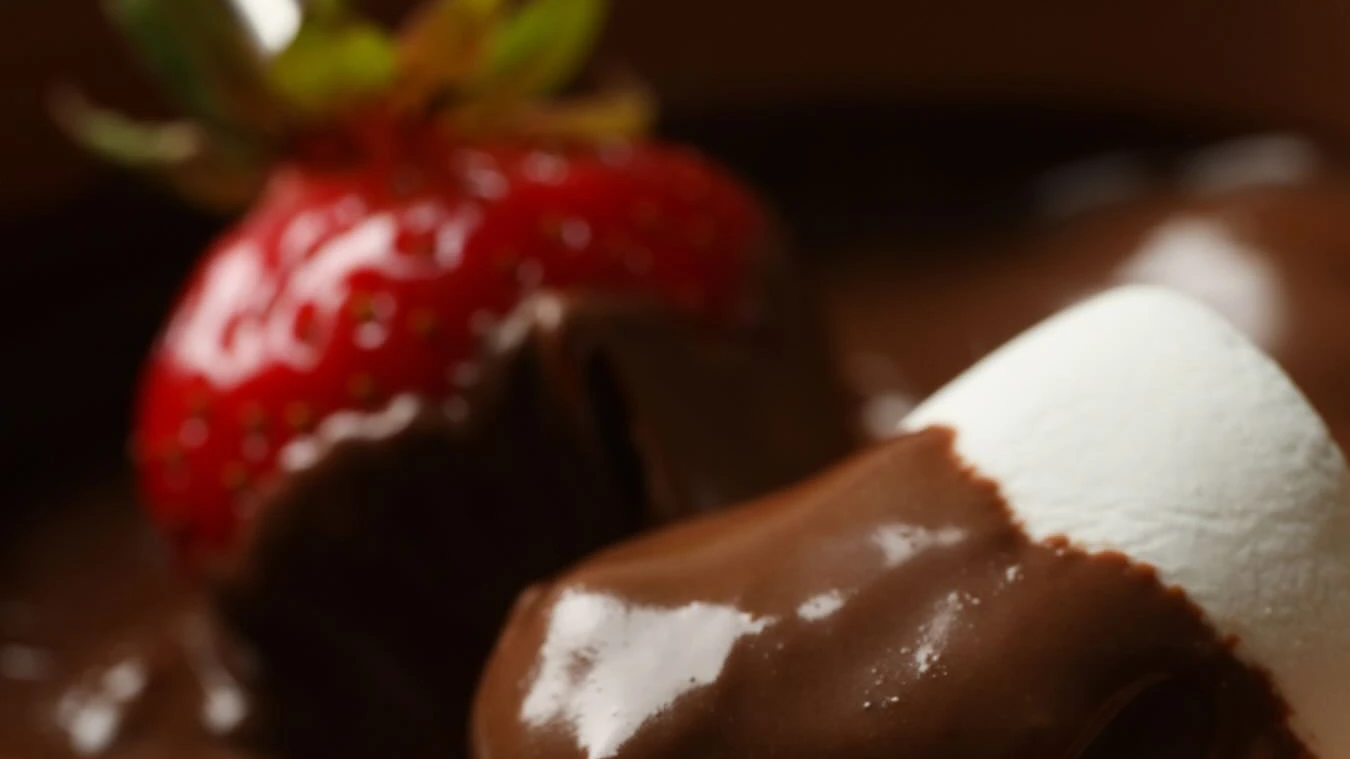 Fondue de chocolate com morango, clássico da gastronomia de Monte Verde MG