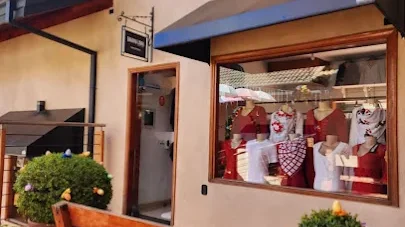Fachada charmosa de loja de artesanato e tricô no centrinho de Monte Verde MG