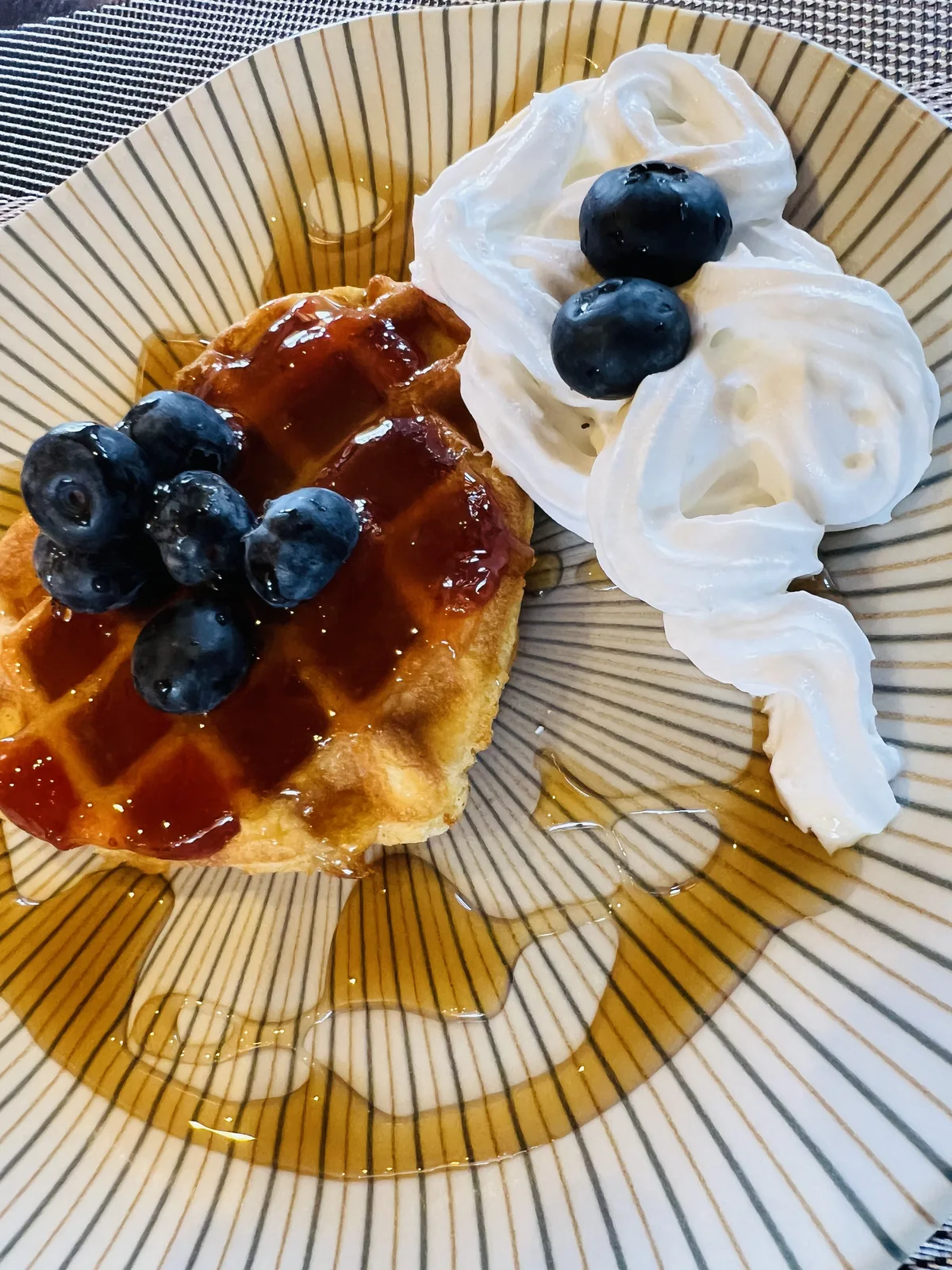 Waffle com geleia, blueberry e chantilly servido na pousada em Monte Verde MG