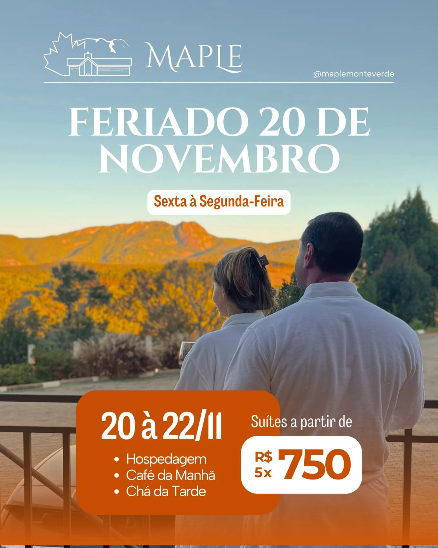 Casal na varanda da Pousada Maple Monte Verde com vista para as montanhas no feriado de 20 de novembro
