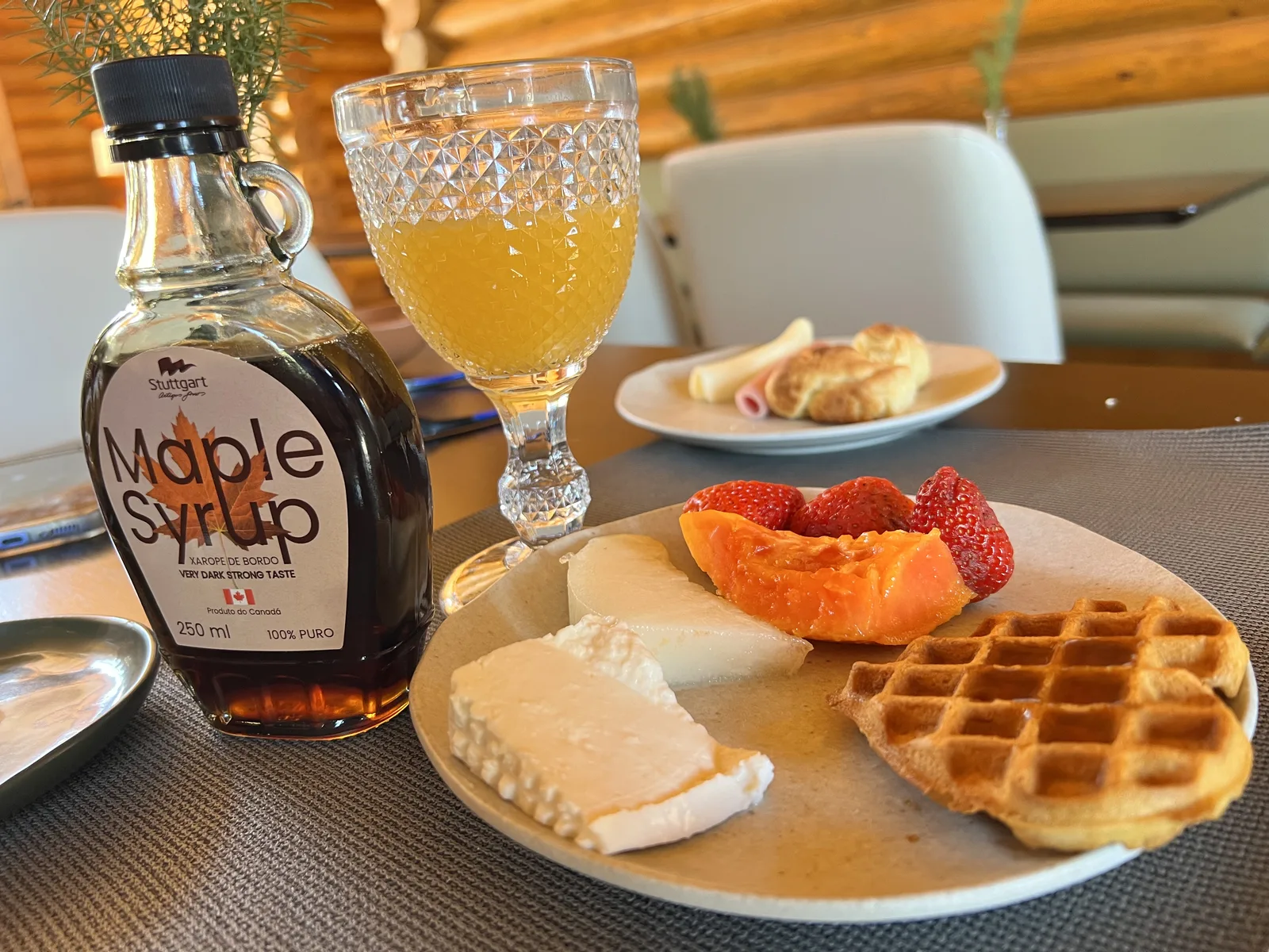 Café da manhã com suco natural, frutas e maple syrup na Pousada Maple Monte Verde