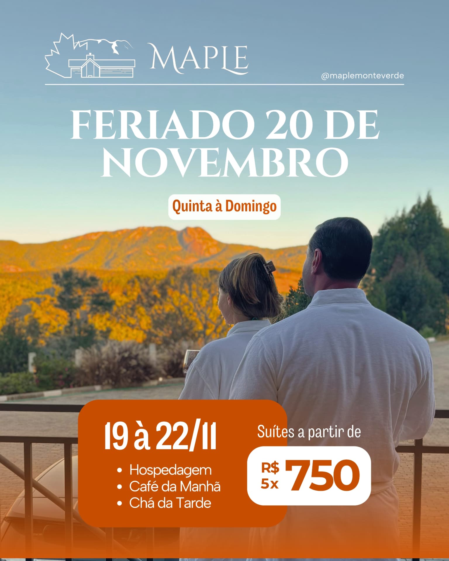 Casal na varanda da Pousada Maple Monte Verde com vista para as montanhas no feriado de 20 de novembro