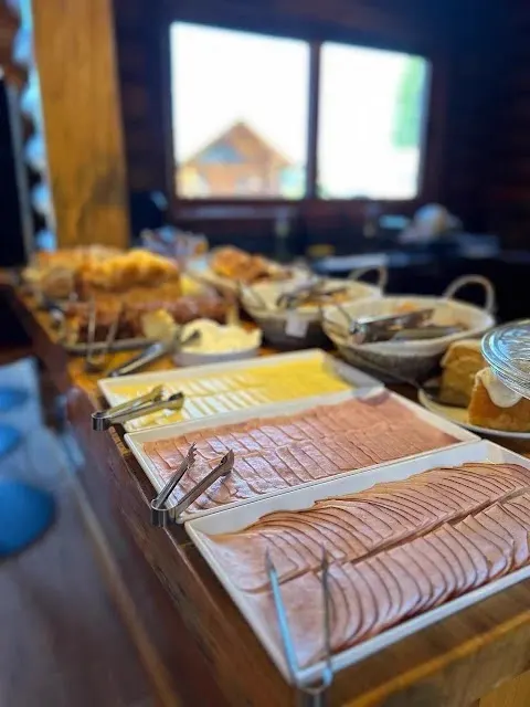 Buffet com frios e queijos fatiados no café da manhã colonial da Pousada Maple em Monte Verde MG