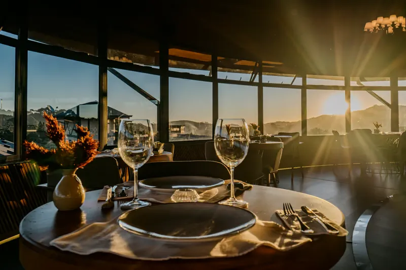 Salão do restaurante giratório Sierra 360 em Monte Verde
