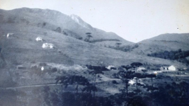 Foto histórica em preto e branco das montanhas e da vila de Monte Verde MG