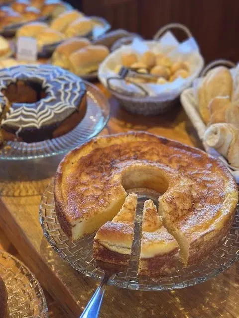 Bolo de fubá cremoso e pães do café da manhã colonial em Monte Verde MG
