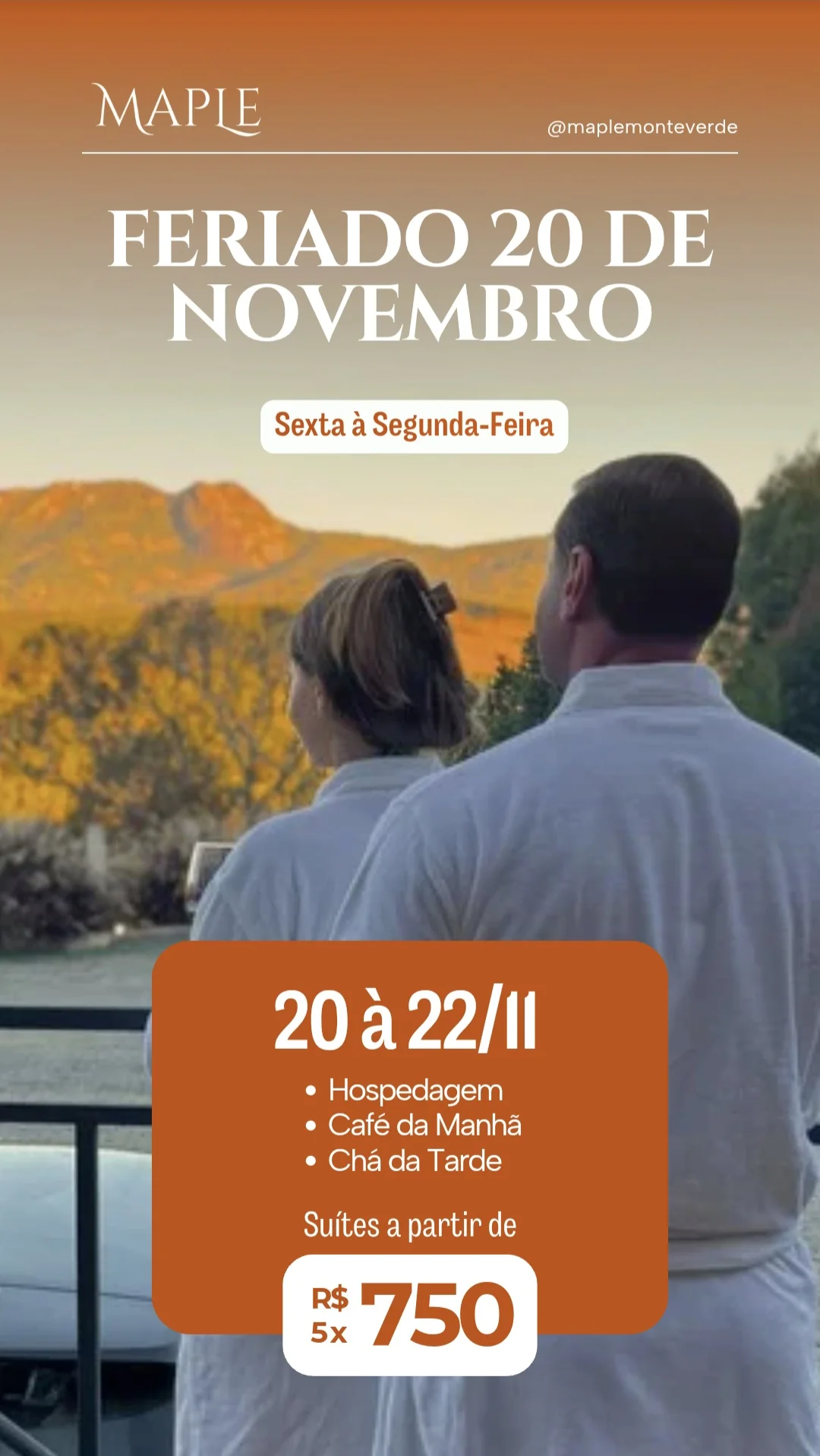 Casal contemplando o pôr do sol na Serra da Mantiqueira durante o feriado de Finados na Pousada Maple Monte Verde