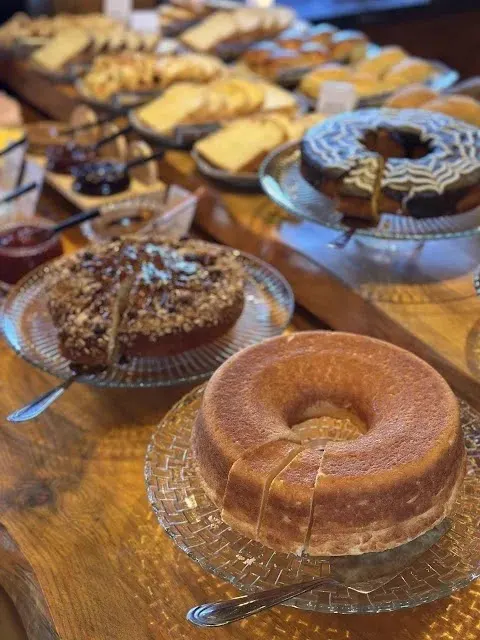 Bolos caseiros do café da manhã colonial da Pousada Maple em Monte Verde MG