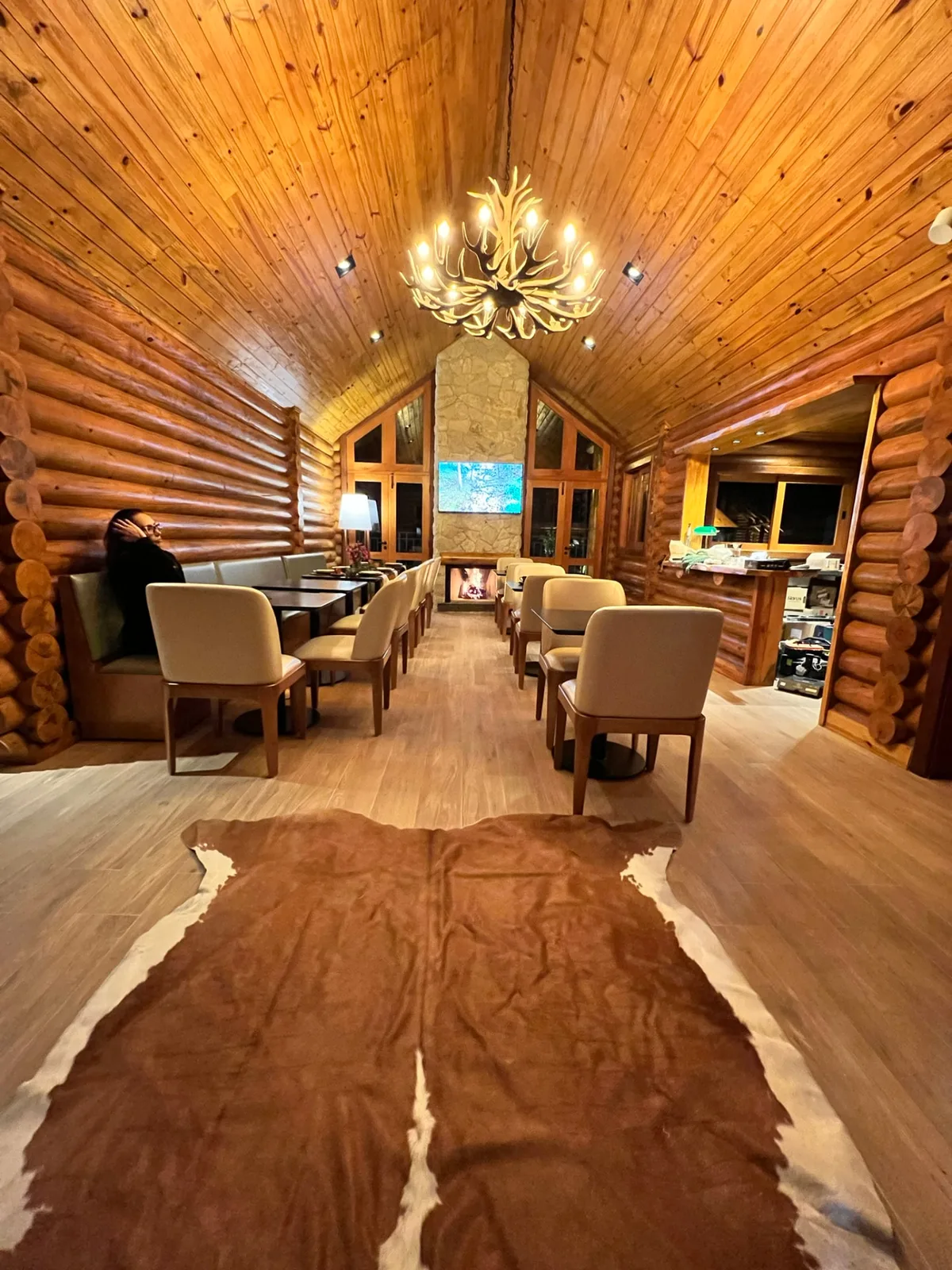 Salão Log Home com lareira onde é servido o café da manhã e o chá da tarde em Monte Verde MG