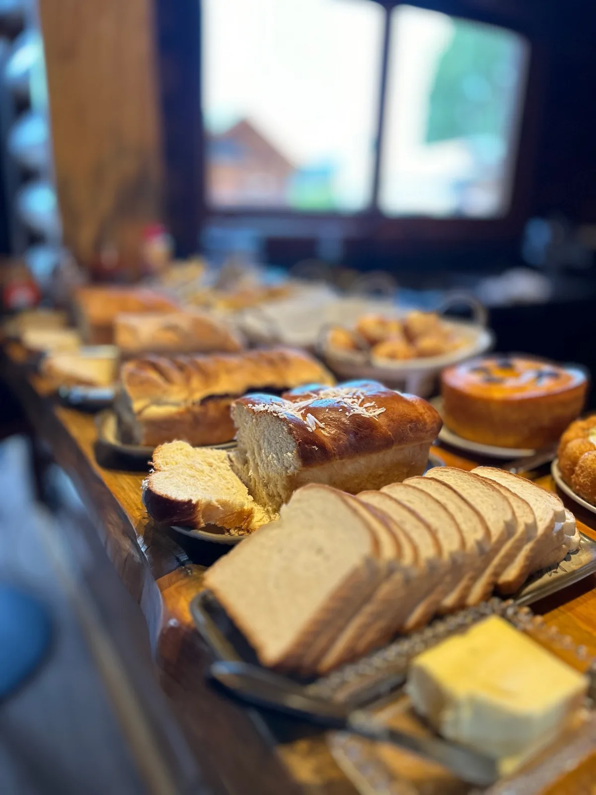 Buffet de pães, bolos e broas caseiras do café da manhã colonial da Pousada Maple em Monte Verde MG