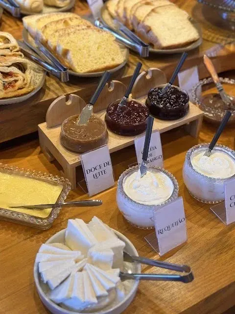 Doce de leite, geleias, requeijão e queijo minas no café da manhã da pousada em Monte Verde MG