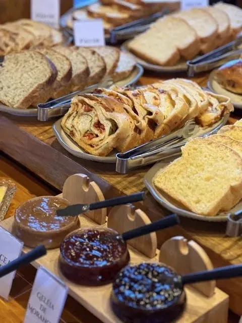 Pão recheado, pães artesanais e geleias caseiras no buffet do café da manhã em Monte Verde MG