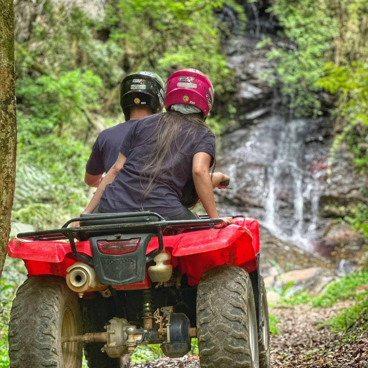 Casal em passeio de quadriciclo até cachoeira em Monte Verde MG