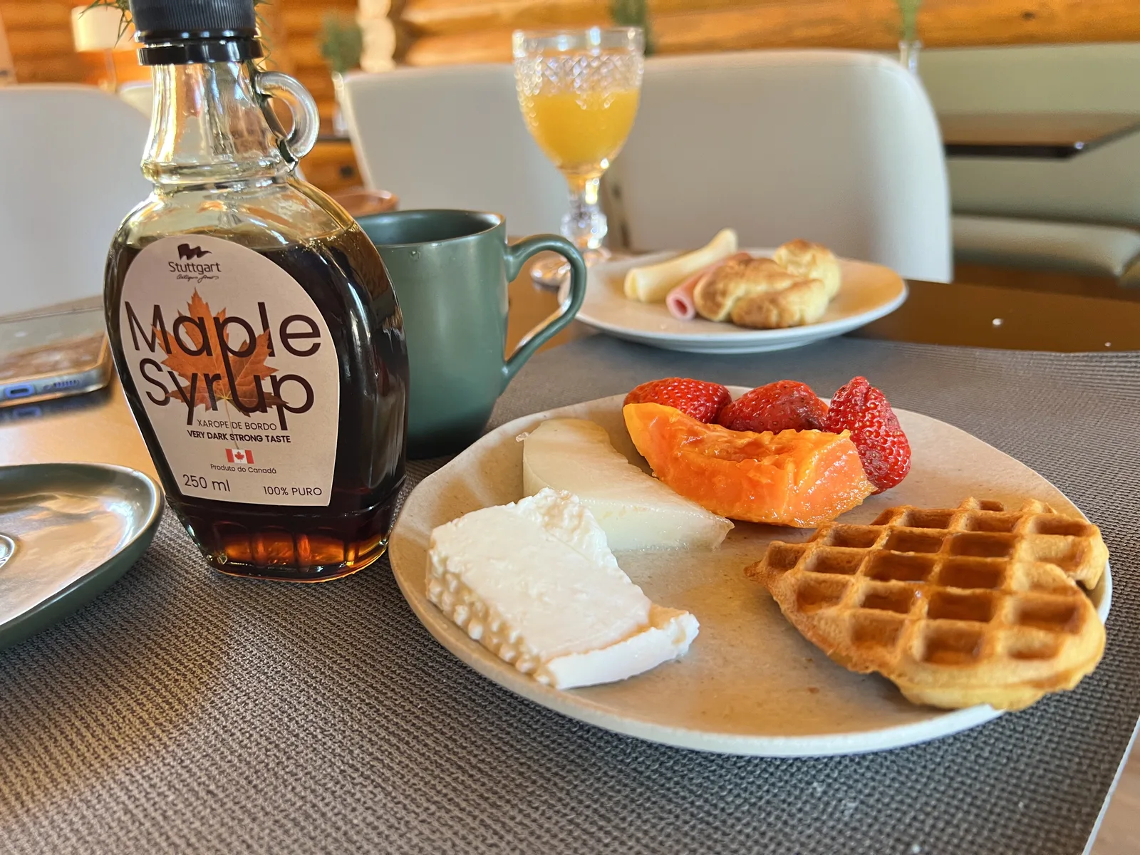 Waffle com maple syrup canadense e frutas no café da manhã da Pousada Maple