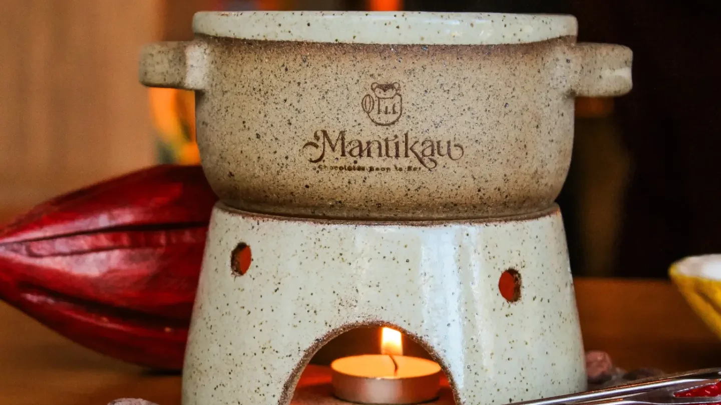 Fondue de chocolate artesanal da Chocolateria Mantikau em Monte Verde MG, servido em panela de cerâmica com vela