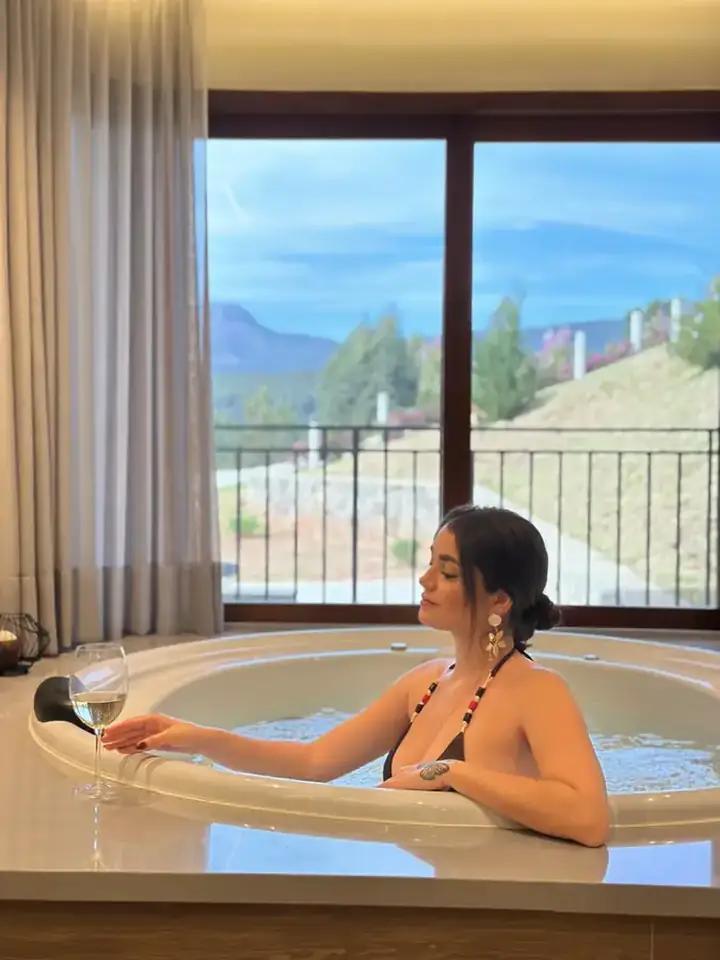 Hóspede na banheira de hidromassagem com vista para as montanhas de Monte Verde