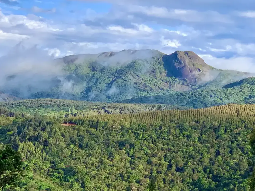 Serra da Mantiqueira coberta de neblina pela manhã vista da sacada da Pousada Maple em Monte Verde MG