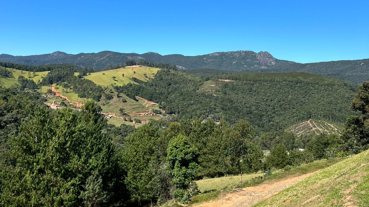 Vista do vale e das montanhas da Serra da Mantiqueira a partir de Monte Verde, MG