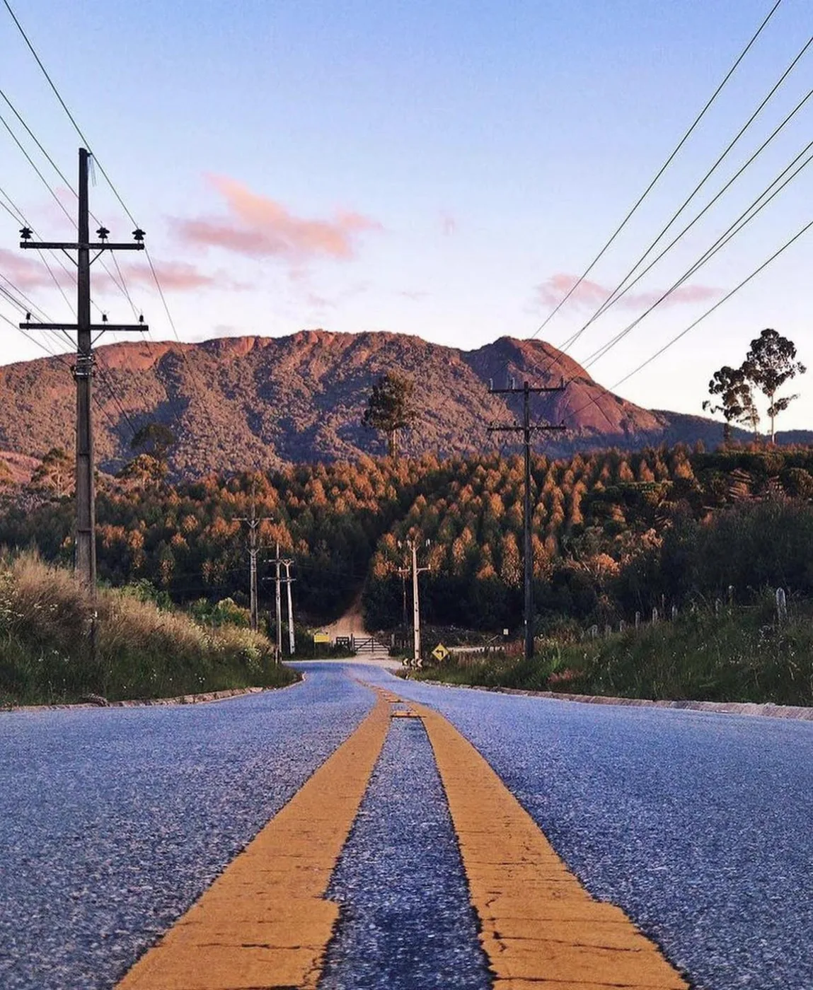 Estrada asfaltada a caminho de Monte Verde MG com o Pico do Selado ao fundo
